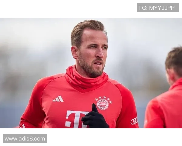 长发足球明星在赛场上自信展现风采与魅力的瞬间